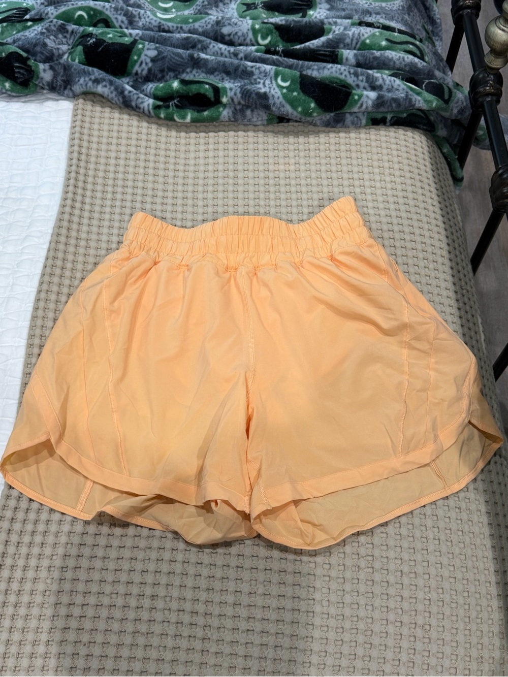 Lululemon track that 5” peach shorts
